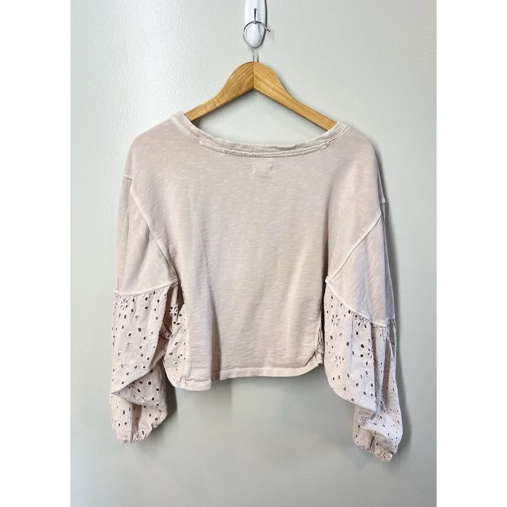 Pilcro Anthropologie Beige Batwing Boho Eyelet Cropped Sweatshirt Top Size Small